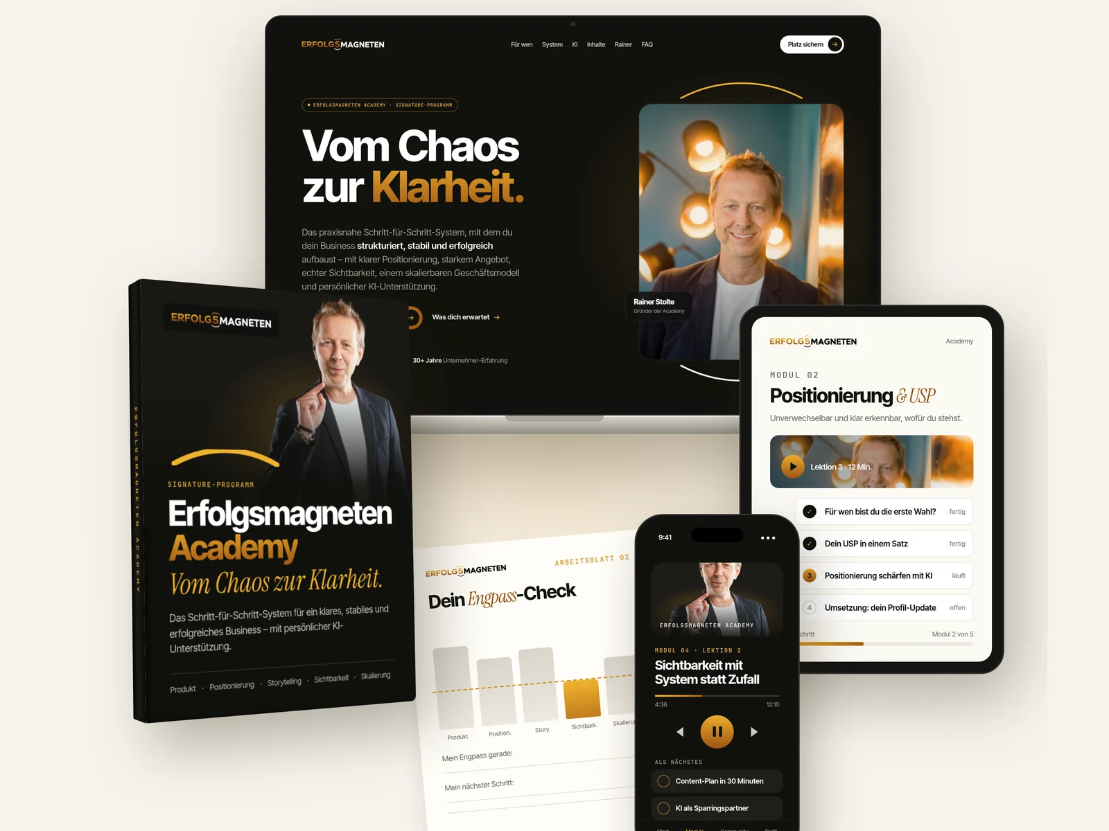 Erfolgsmagneten Academy: Kursseite „Vom Chaos zur Klarheit“ auf dem Laptop, Kursbox, Arbeitsblatt „Dein Engpass-Check“, Lektion auf dem Smartphone und Modulübersicht auf dem Tablet